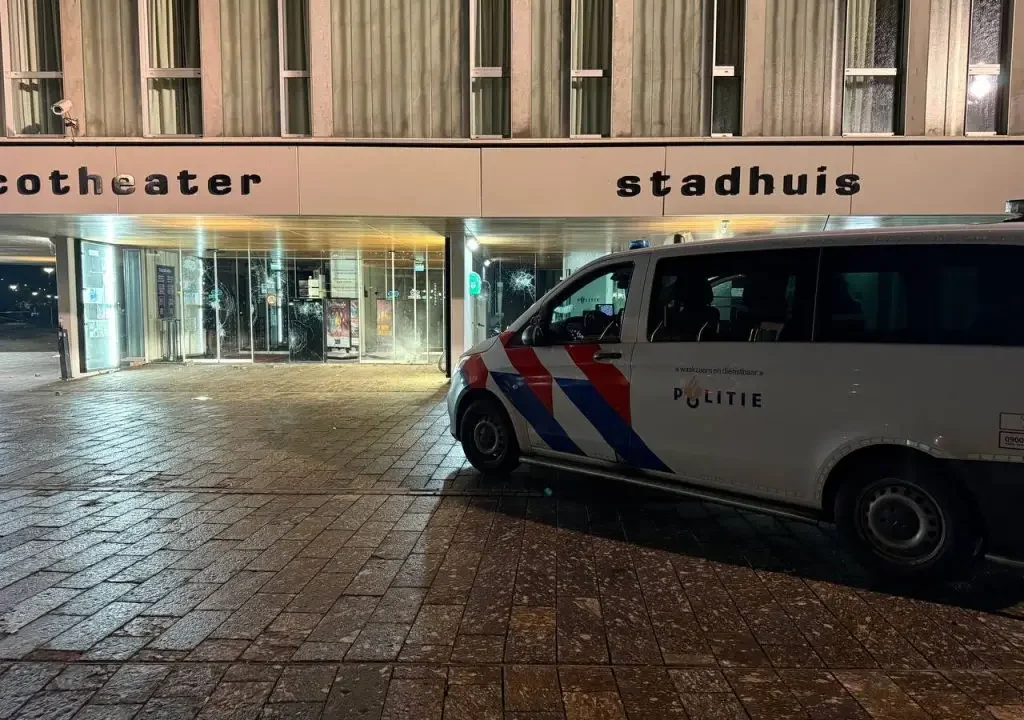 vernielingen stadhuis IJsselstein politiebus. Foto IJsselstein 2.0