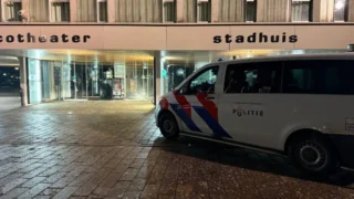 vernielingen stadhuis IJsselstein politiebus. Foto IJsselstein 2.0