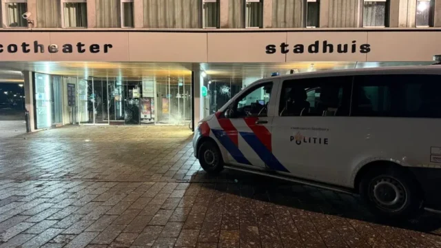 vernielingen stadhuis IJsselstein politiebus. Foto IJsselstein 2.0